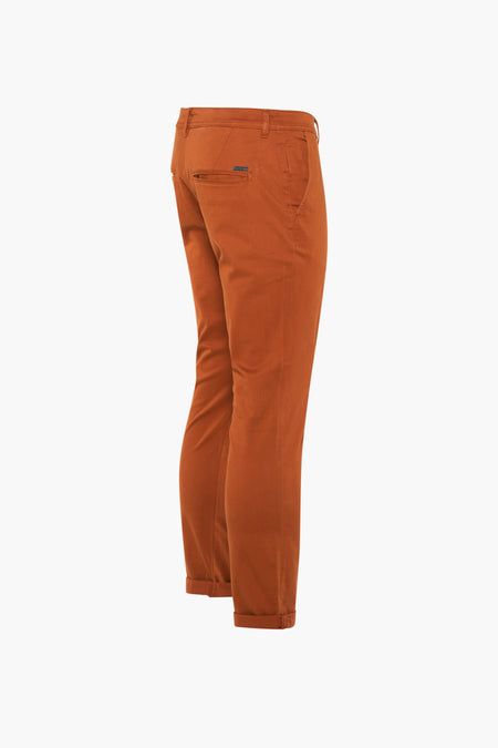 Bruine chino van JACK & JONES JEANS INTELLIGENCE met opgerolde zomen en zichtbare zakken aan de achter- en zijkant.