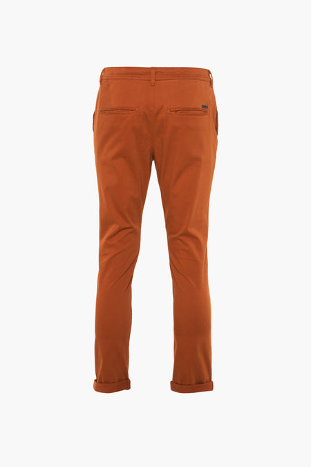 Bruine chino van JACK & JONES JEANS INTELLIGENCE met opgerolde zomen en twee achterzakken, achteraanzicht.