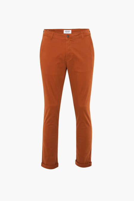Bruine chino van JACK & JONES JEANS INTELLIGENCE met opgerolde pijpen en knoopsluiting.