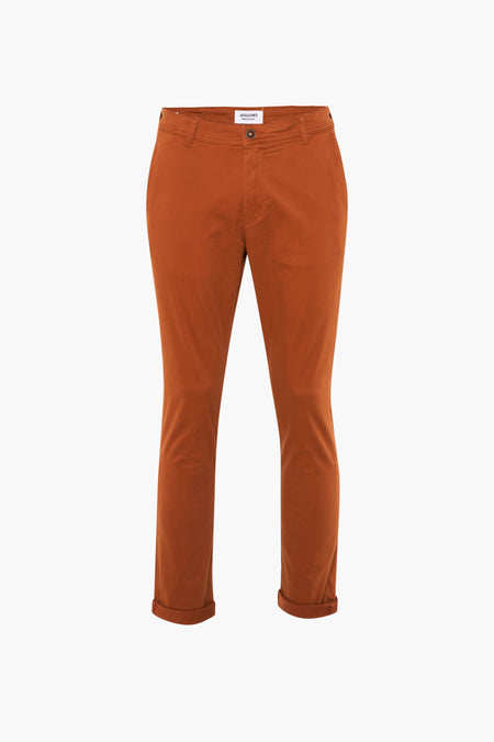 Bruine chino van JACK & JONES JEANS INTELLIGENCE met opgerolde pijpen en knoopsluiting.