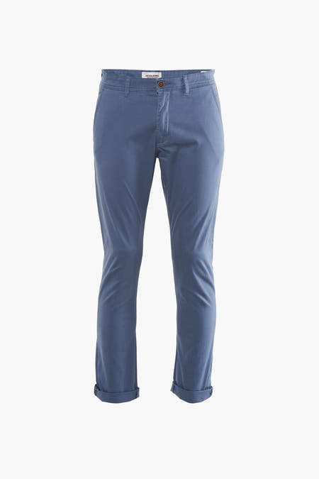 Jean chino bleu de JACK & JONES JEANS INTELLIGENCE, avec des poches arrière repliées sur un fond blanc.
