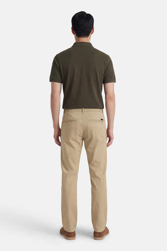 Beige chino van JACK & JONES JEANS INTELLIGENCE, achterkant, gecombineerd met een donkergroen poloshirt en bruine schoenen.