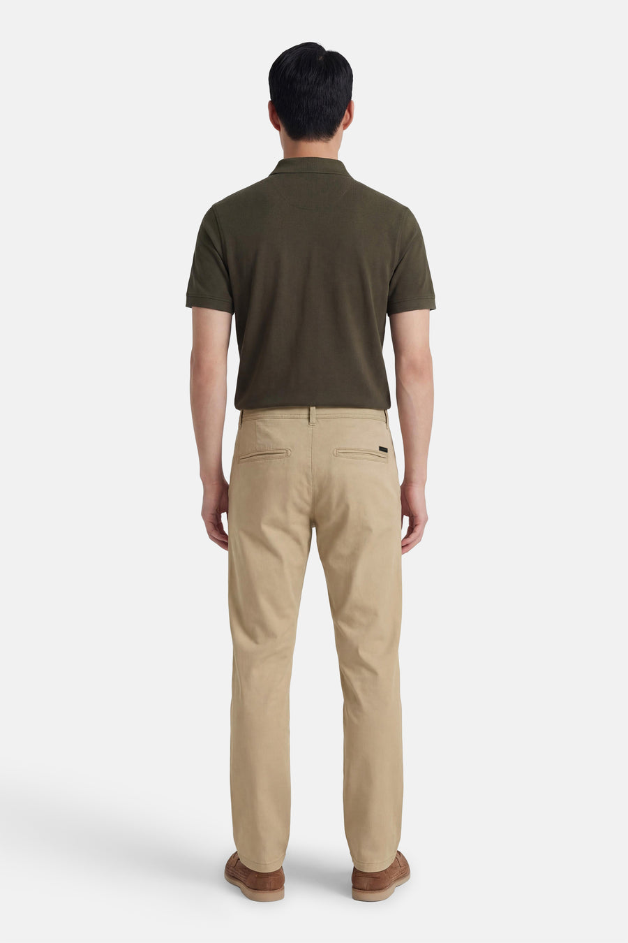 Beige chino van JACK & JONES JEANS INTELLIGENCE, achterkant, gecombineerd met een donkergroen poloshirt en bruine schoenen.