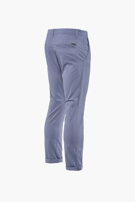 Jean chino bleu de JACK & JONES JEANS INTELLIGENCE, avec des poches rabattues et des détails subtils.