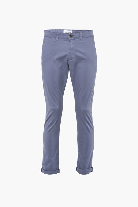 Jean chino bleu de JACK & JONES JEANS INTELLIGENCE avec des poches surmontées, couleur unie.