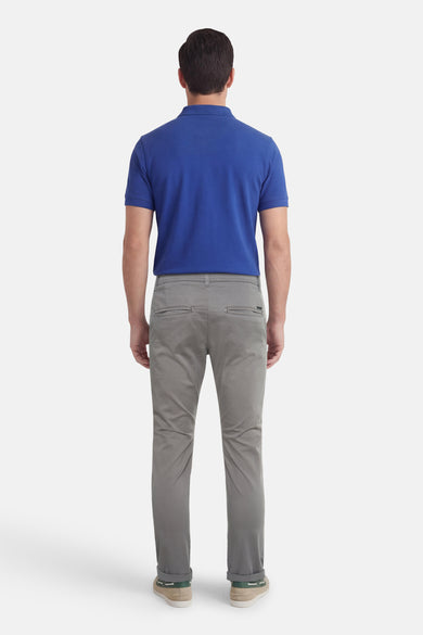 Chino gris de JACK & JONES JEANS INTELLIGENCE, avec poches arrière et jambes retroussées.