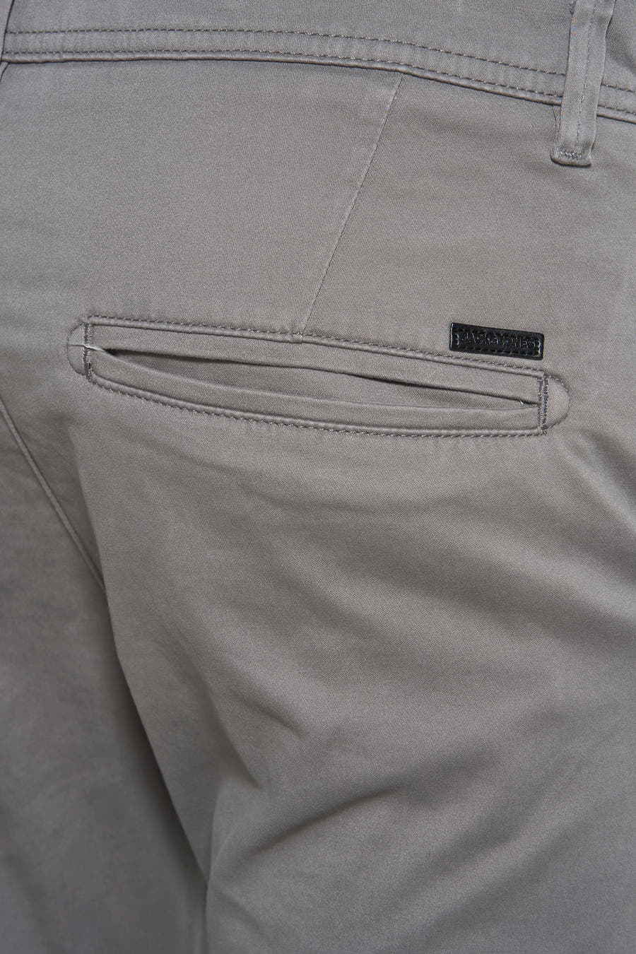 Grijze chino van JACK & JONES JEANS INTELLIGENCE, detailopname van de achterzak en tailleband.
