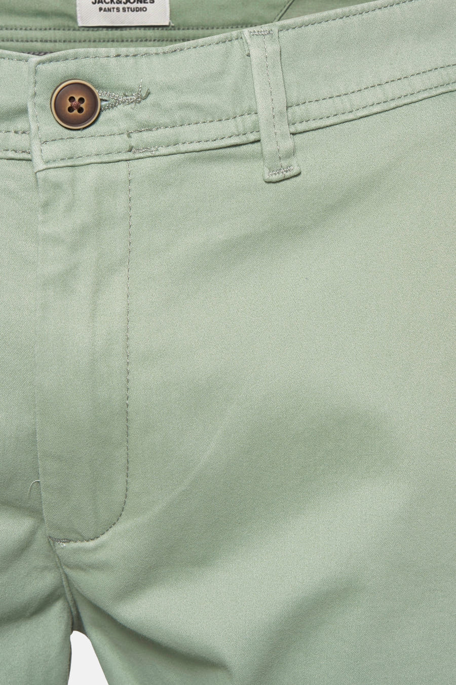 Groene chino van JACK & JONES JEANS INTELLIGENCE, met een bruine knoop en riemlus.