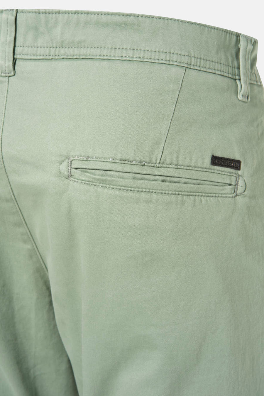 Groene chino van JACK & JONES JEANS INTELLIGENCE, detailopname van de achterkant met paspelzak en subtiel merklabel.