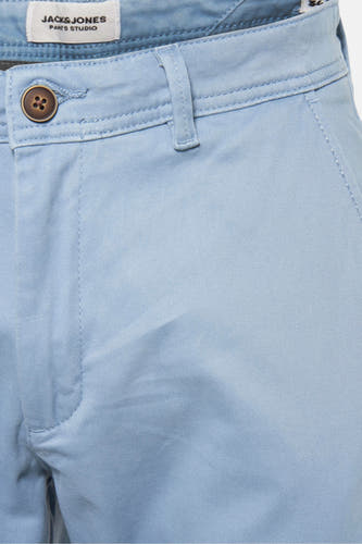 Jean chino bleu de JACK & JONES JEANS INTELLIGENCE, avec une texture lisse et un nœud marron.