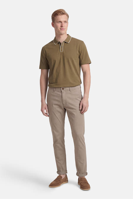Beige chino van JACK & JONES JEANS INTELLIGENCE, met omgeslagen pijpen en bruine schoenen.
