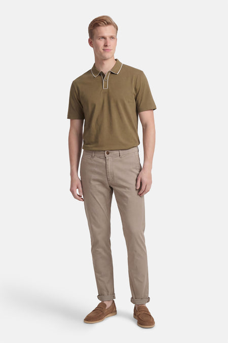 Beige chino van JACK & JONES JEANS INTELLIGENCE, met omgeslagen pijpen en bruine schoenen.
