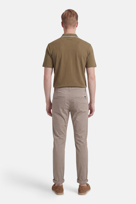 Beige chino van JACK & JONES JEANS INTELLIGENCE, met omgeslagen broekspijpen, gezien van achteren.
