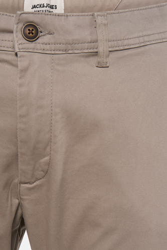 Beige chino van JACK & JONES JEANS INTELLIGENCE, met een knoopsluiting en riemlussen.
