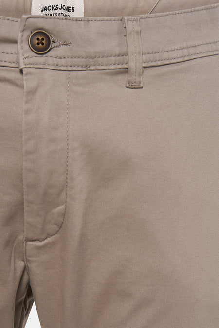 Beige chino van JACK & JONES JEANS INTELLIGENCE, met een knoopsluiting en riemlussen.
