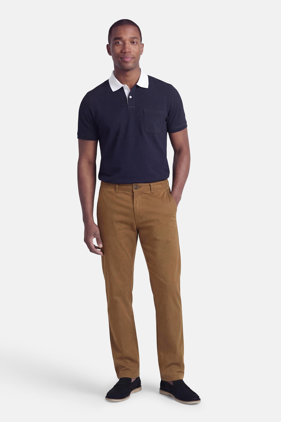 Bruine chino van JACK & JONES JEANS INTELLIGENCE, met zichtbare knoop en zwarte instappers.
