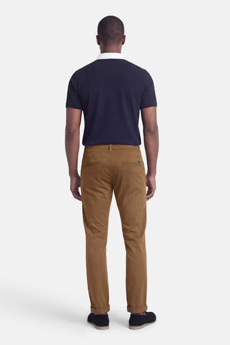 Bruine chino van JACK & JONES JEANS INTELLIGENCE, gezien van achteren, met opgerolde pijpen en achterzakken.
