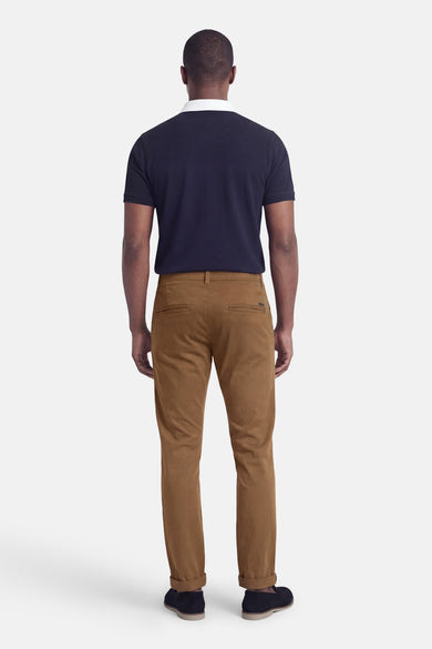 Bruine chino van JACK & JONES JEANS INTELLIGENCE, gezien van achteren, met opgerolde pijpen en achterzakken.