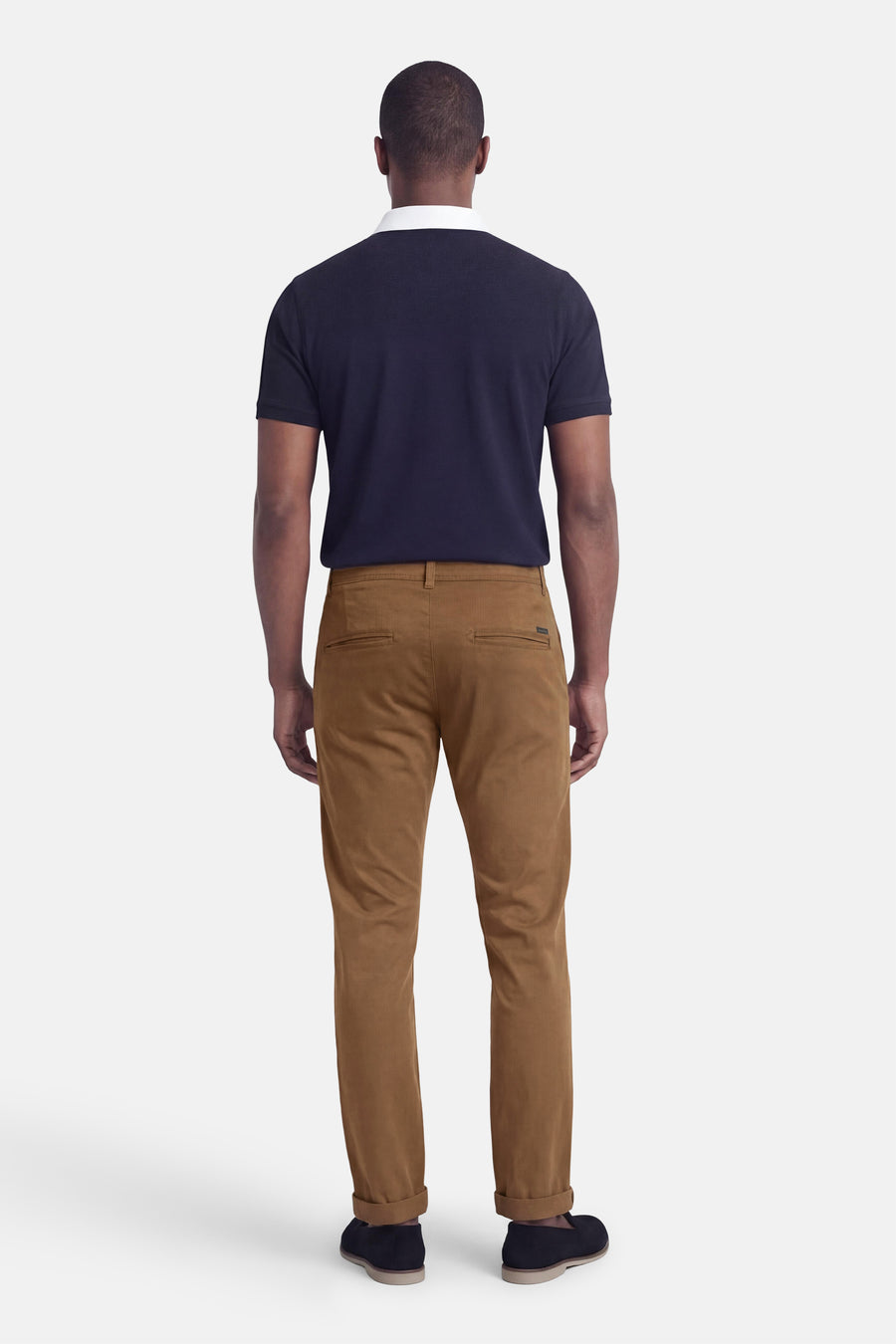 Bruine chino van JACK & JONES JEANS INTELLIGENCE, gezien van achteren, met opgerolde pijpen en achterzakken.