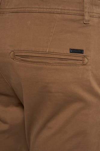 Bruine chino van JACK & JONES JEANS INTELLIGENCE, met een paspelzak en subtiel merklogo op de achterkant.
