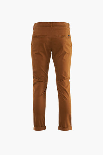 Cognackleurige chino van JACK & JONES JEANS INTELLIGENCE, met achterzakken en opgerolde pijpen, achterkant.
