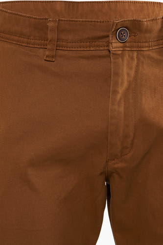 Cognackleurige chino van JACK & JONES JEANS INTELLIGENCE, met een knoopsluiting en riemlussen.
