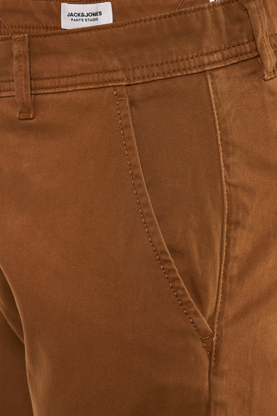 Cognackleurige chino van JACK & JONES JEANS INTELLIGENCE, met een subtiele textuur en zakdetail aan de voorkant.