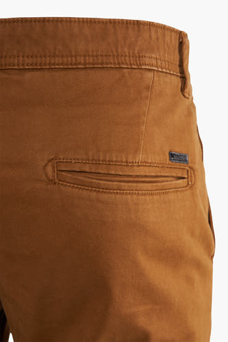 Cognackleurige chino van JACK & JONES JEANS INTELLIGENCE, met achterzak en subtiele stiksels.