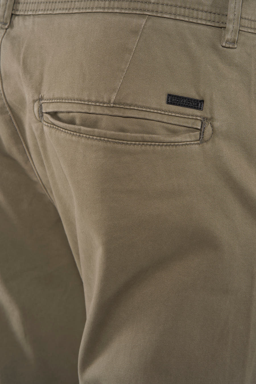 Kaki chino van JACK & JONES JEANS INTELLIGENCE, met achterzak en merklogo.