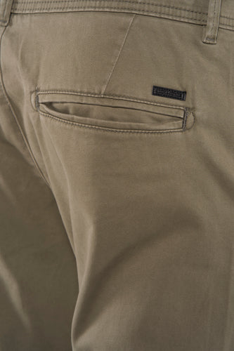 Kaki chino van JACK & JONES JEANS INTELLIGENCE, met achterzak en merklogo.