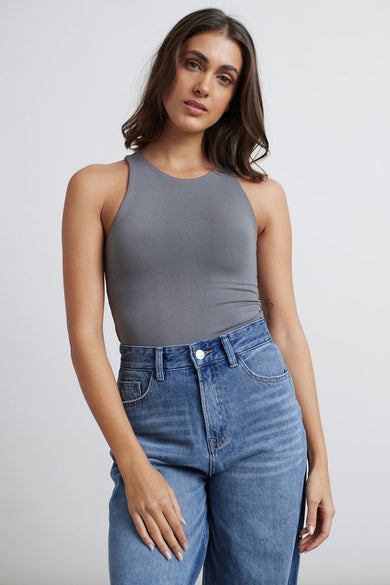 Grijs body van 24 colours, gedragen met blauwe jeans.