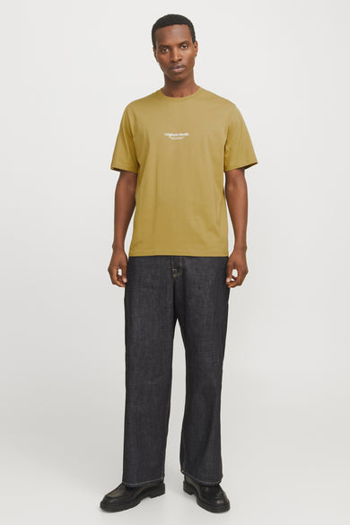 Groen T-shirt met korte mouwen van ORIGINALS BY JACK & JONES, gedragen met donkere jeans en zwarte schoenen.