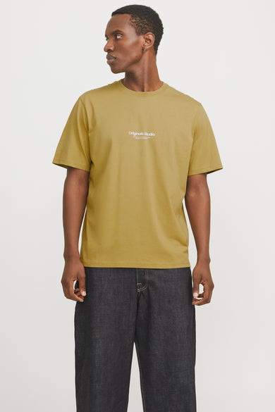 Groen T-shirt met korte mouwen van ORIGINALS BY JACK & JONES, gedragen met donkere jeans.