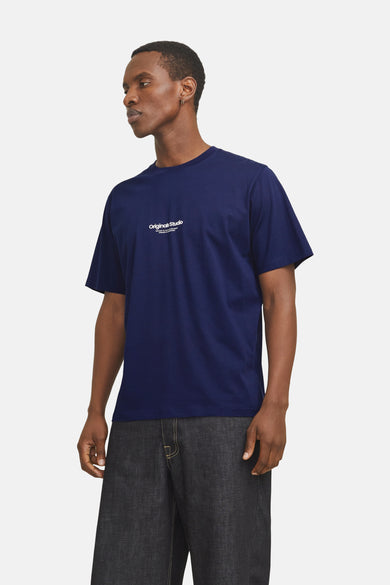 T-shirt bleu à manches courtes d'ORIGINALS BY JACK & JONES, porté avec un jean foncé.