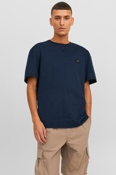 Donkerblauwe korte mouw T-shirt van CORE BY JACK & JONES met klein label op borst, gedragen door model in lifestyle shot