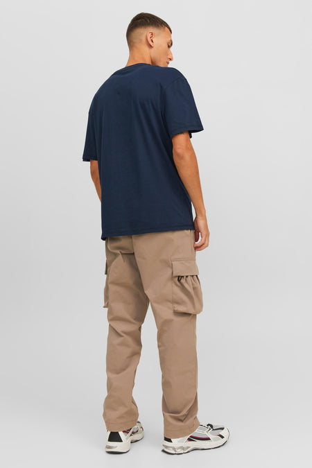 Donkerblauwe korte mouwen T-shirt van CORE BY JACK & JONES, achterkant weergegeven op model met beige cargo broek en sneakers