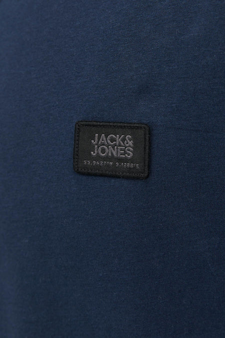 Blauwe korte mouwen t-shirt van CORE BY JACK & JONES met zwart borduurlabel op borst, fijne katoenstructuur, close-up detail