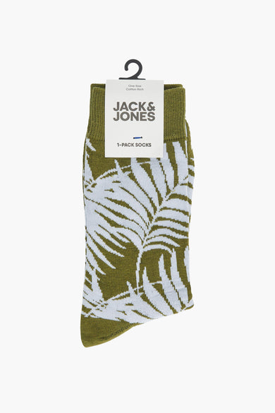 Groene sokken van ACCESSORIES BY JACK & JONES, met wit bladmotief, hangend aan een haakje.
