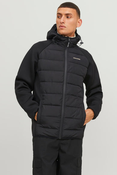 Veste noire côtelée à capuche de CORE BY JACK & JONES, vue de face, modèle les mains dans les poches