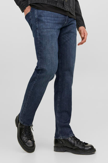 Middelblauwe straight jeans van JACK & JONES JEANS INTELLIGENCE, gedragen met zwarte laarzen en donkere jas, zijwaarts staand model.