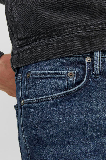 Middelblauwe rechte jeans van JACK & JONES JEANS INTELLIGENCE, met zichtbare zakken en metalen knopen, close-up op de taille.