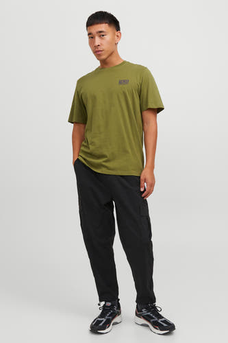 Groen T-shirt van CORE BY JACK & JONES, met een klein logo op de borst, gecombineerd met zwarte cargo broeken.
