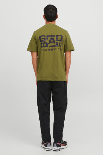 Groen T-shirt van CORE BY JACK & JONES, met een opvallende grafische print op de rug en zwarte cargobroek.
