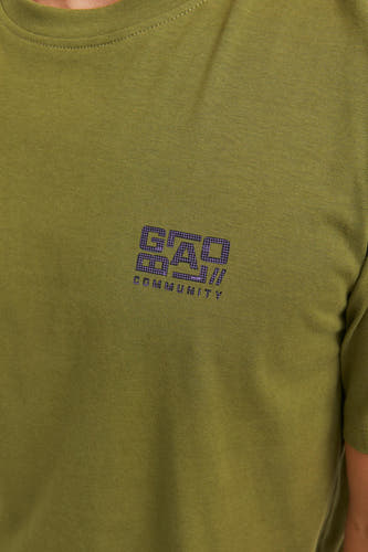 Groen T-shirt van CORE BY JACK & JONES met een klein grafisch logo op de borst.