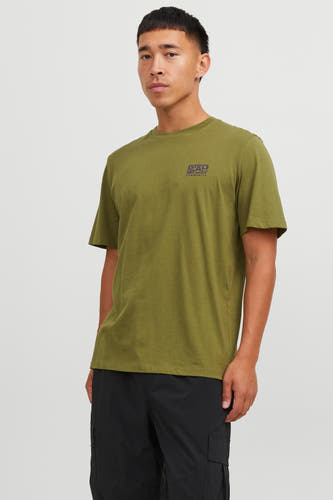 Groen T-shirt van CORE BY JACK & JONES, met een klein logo en gedragen met zwarte broek.
