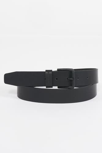 Zwarte riem van ACCESSORIES BY JACK & JONES, gedetailleerd met een matte gesp en verstelbare sluiting.