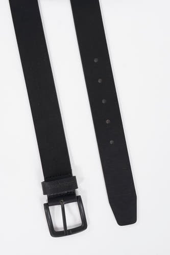 Zwarte riem van ACCESSORIES BY JACK & JONES, met een metalen gesp en gaatjes over de lengte.