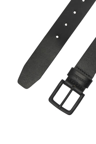 Zwarte riem van ACCESSORIES BY JACK & JONES, met zilverkleurige gesp en gaten voor de sluiting, close-up.
