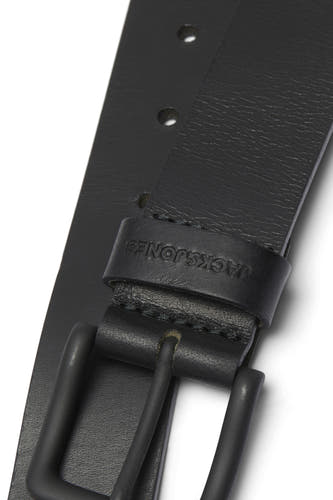 Zwarte riem van ACCESSORIES BY JACK & JONES, close-up, met gladde leren textuur en metalen gesp.