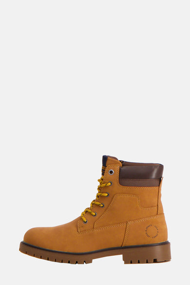 Chaussures brunes d'ACCESSORIES BY JACK & JONES, avec des lacets jaunes et le logo de la marque sur le côté.